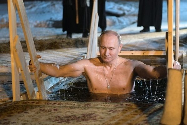 Ο Πούτιν τήρησε την παράδοση της εορτής των Θεοφανείων