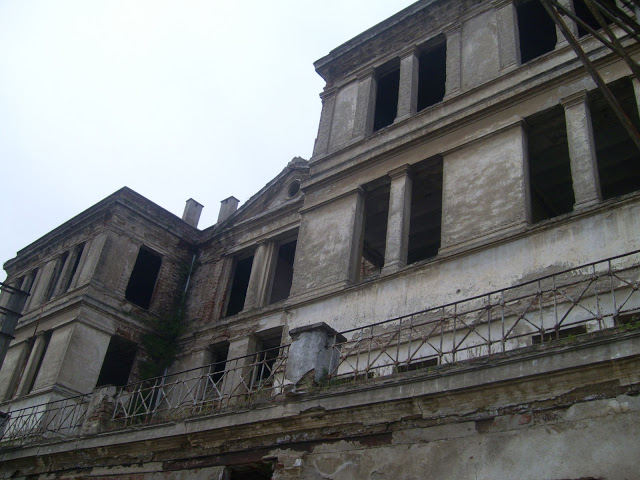 Ένα σχολείο που ρημάζει