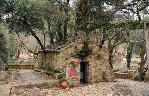 Το εντυπωσιακό εκκλησάκι με τα 17 κυπαρίσσια στη σκεπή του