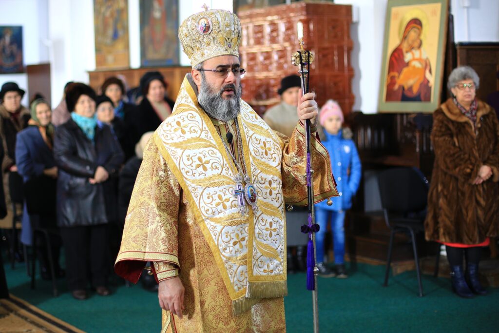 În imagini | Arhiepiscopul Buzăului şi Vrancei a liturghisit în Parohia Dealu Neicu