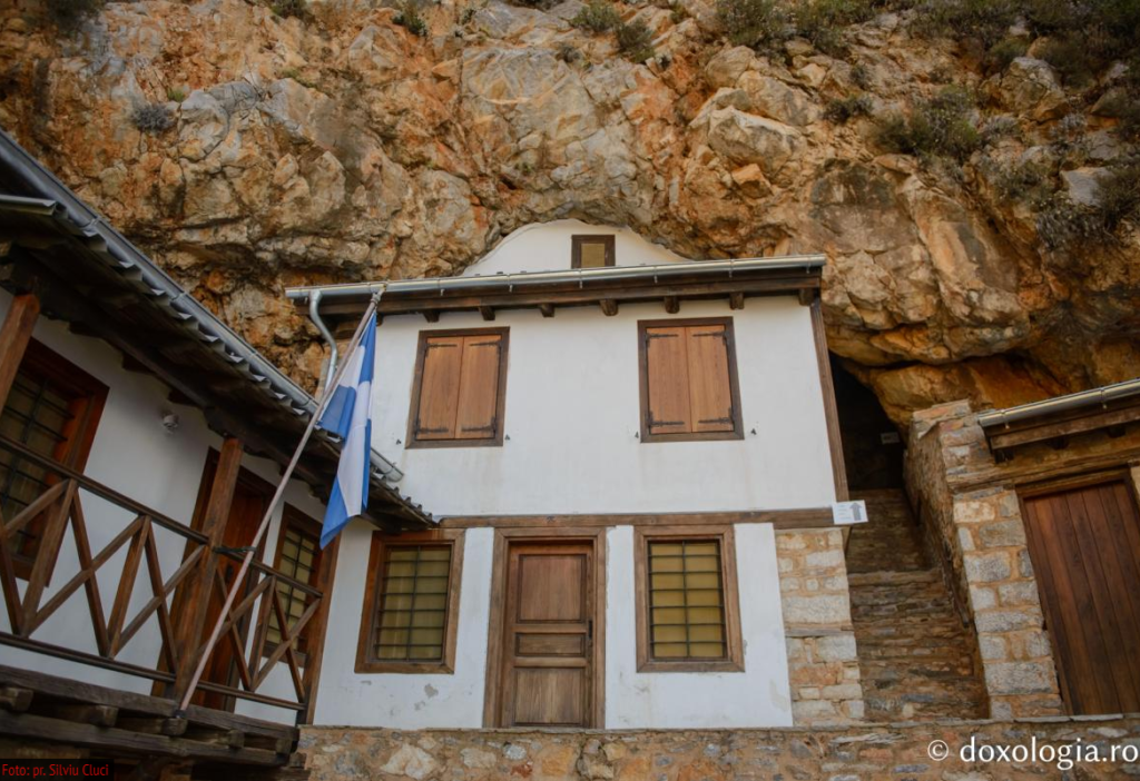 Peştera Sfântului Atanasie Athonitul