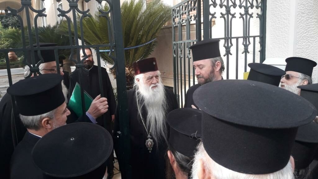 Στο πλευρό του Σεβασμιωτάτου Καλαβρύτων οι κληρικοί του