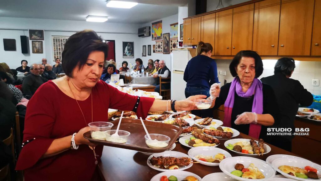 Στην Αγία Ειρήνη Νέας Κίου: Η ενορία μαζεύτηκε με πιοτό και μεζέ (φώτο)