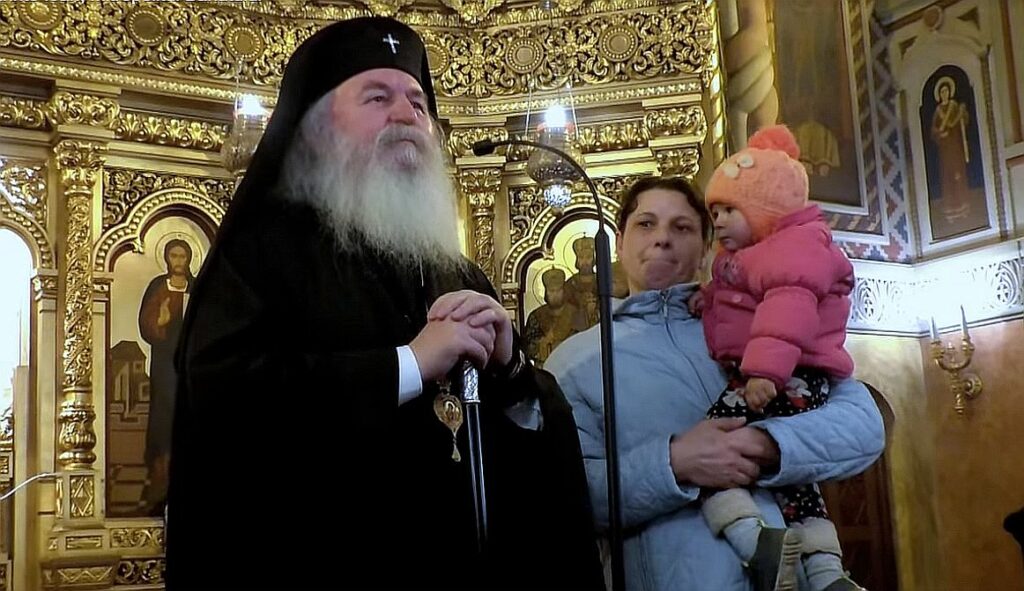 Banat Metropolitan invites poor mother of four children to eat lunch together (VIDEO)