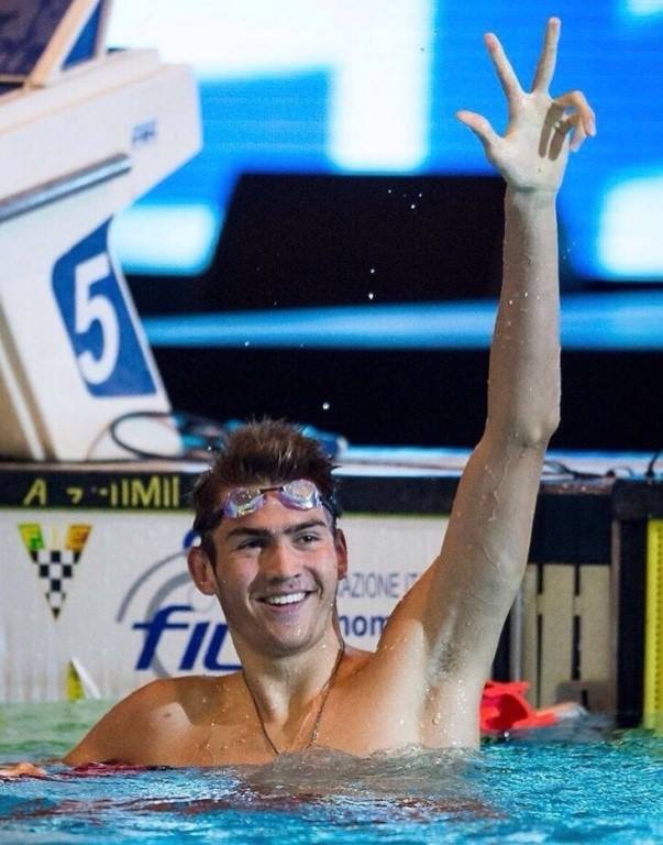 O 18χρονος Πρωταθλητής κολύμβησης  με το Σταυρό στο λαιμό