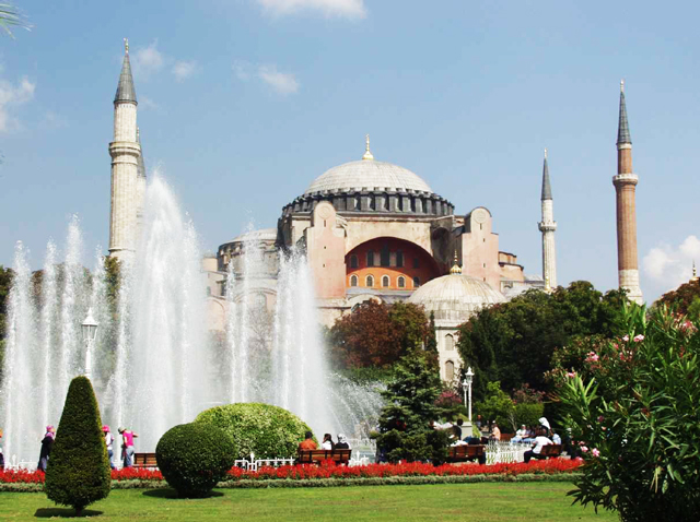 Στην Αγία Σοφία ο πρωθυπουργός