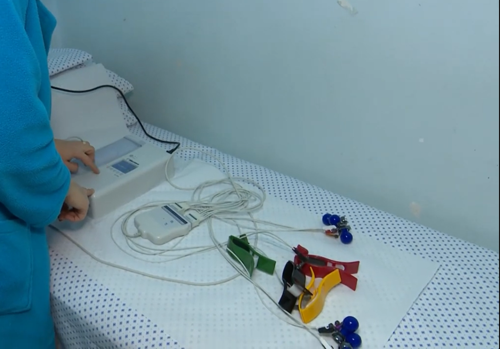 Voluntarii Catedralei Mântuirii Neamului au donat un aparat EKG Spitalului „Victor Babeş”