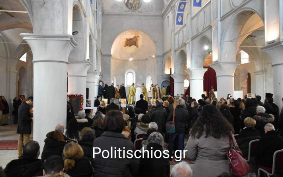 Τσεσμέ: Πλήθος πιστών στη Θ. Λειτουργία της κλειστής εκκλησίας του Αγίου Χαράλαμπους (φώτο)