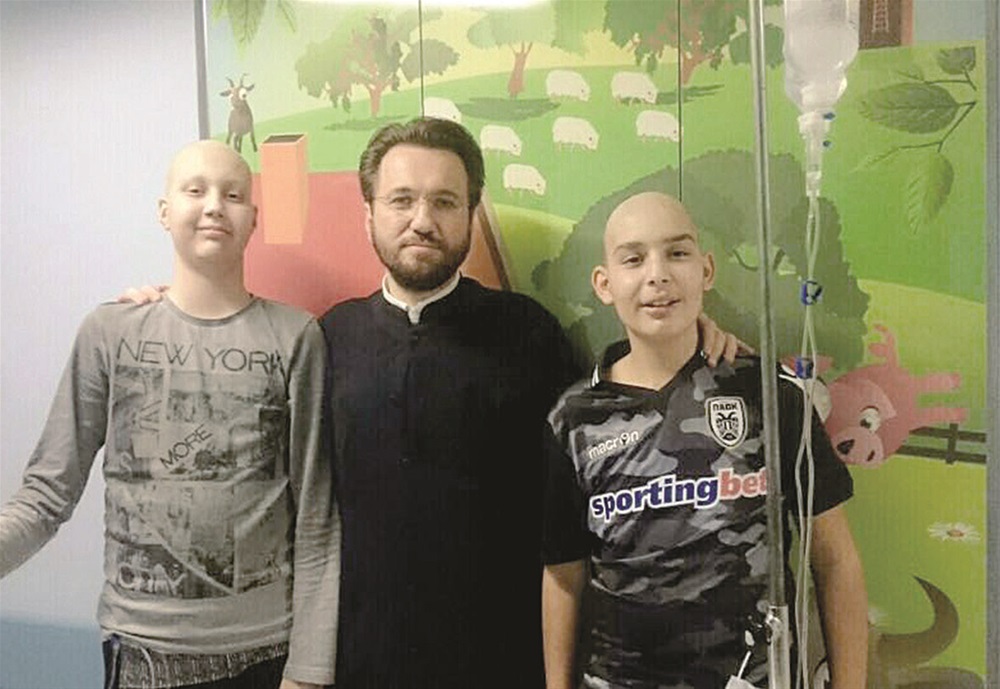 Ο ιερέας- φύλακας «άγγελος» των παιδιών με καρκίνο