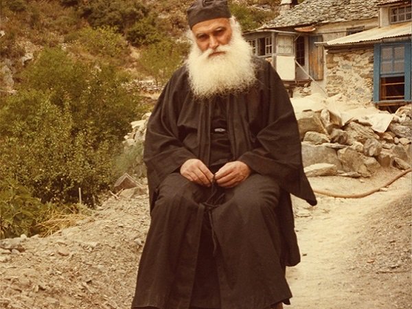 Ο Γέροντας ρώτησε: « Κάνει, παπά Νικηφόρε, ο Εφραίμ υπακοή;»