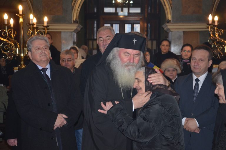 Gest emoţionant: Înaltpreasfinţitul Părinte Ioan a invitat o femeie nevoiaşă să ia masa împreună cu el