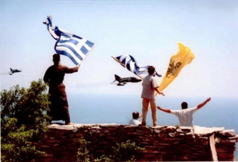 Ο μοναχός που υψώνει τη σημαία βλέποντας τα Ελληνικά Αεροσκάφη