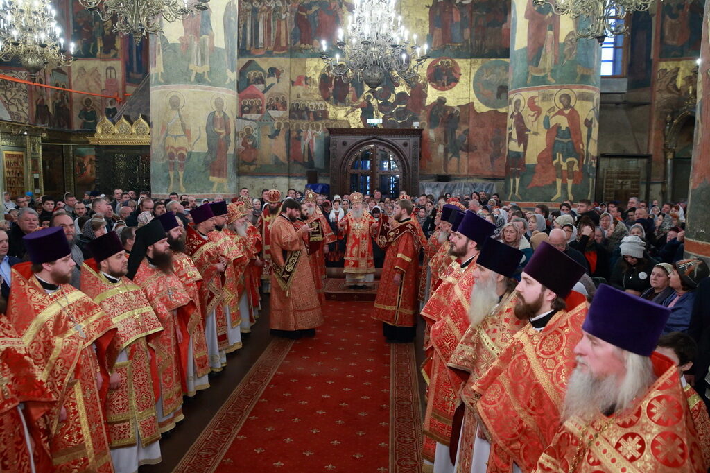 В праздник Собора новомучеников и исповедников Церкви Русской митрополит Крутицкий Ювеналий совершил Литургию в Успенском соборе Московского Кремля