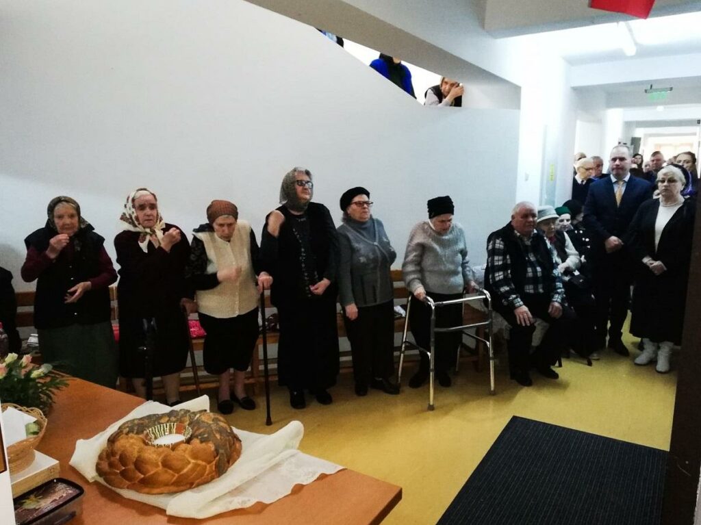 Legătura cu Dumnezeu suplinește singurătatea – Mitropolitul Teofan la căminul de pensionari din Iaşi