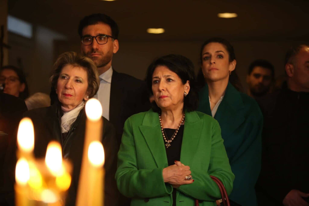 სალომე ზურაბიშვილი პარიზში თავისი წინაპრების ინიციატივით მოწყობილ ეკლესიაში წირვას შვილებთან ერთად დაესწრო