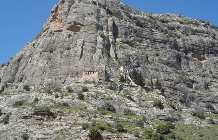 Η εντυπωσιακή Παναγιά του Βράχου στη Νεμέα