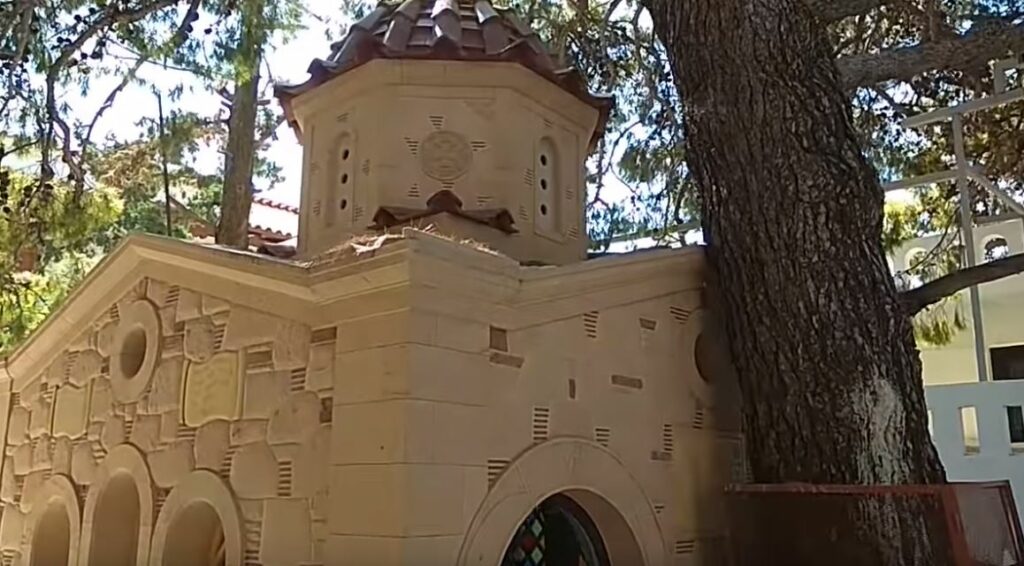 Στον τάφο του Αγίου Νεκταρίου στην Αίγινα (βίντεο)