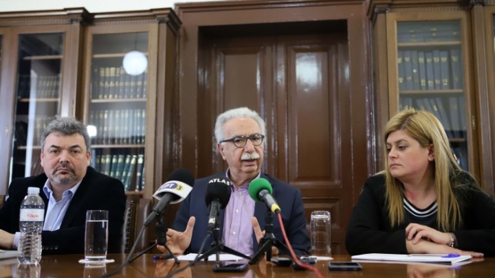 “Η συγγραφή των σχολικών βιβλίων είναι ευθύνη της Πολιτείας”