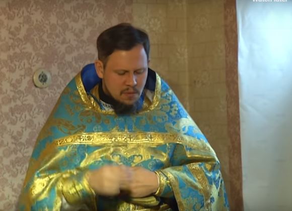 Ο ιερέας στο Ντονέσκ που κρατά αναμμένη τη φλόγα της πίστης