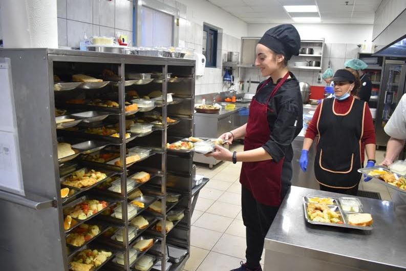 Μαθητές μαγειρεύουν για την Τρίτη Ηλικία