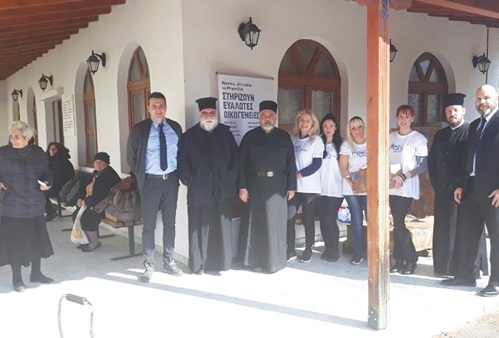 Διανομή δεμάτων τροφίμων σε άπορες οικογένειες της Ι.Μ. Μαρωνείας
