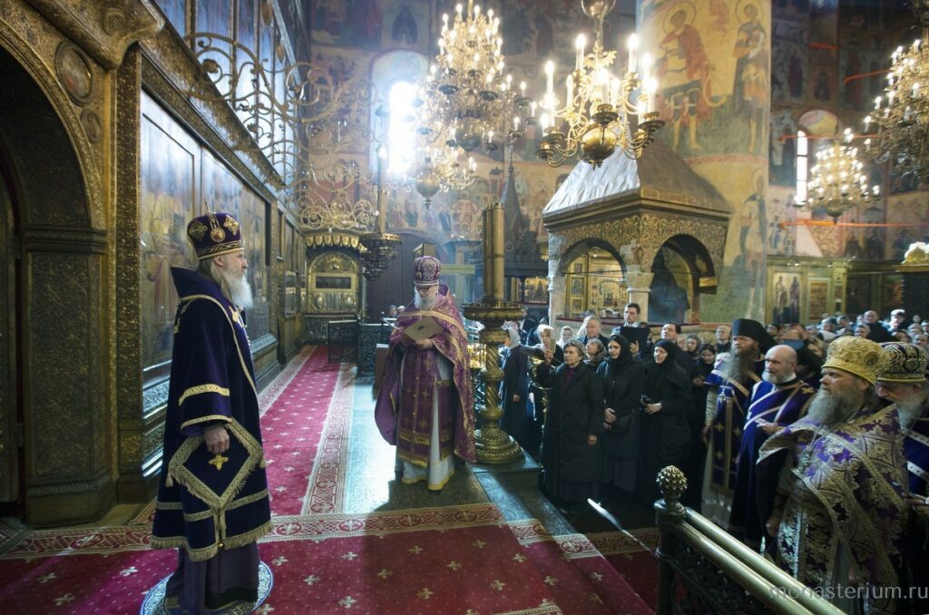 Председатель Синодального отдела по монастырям и монашеству возглавил богослужение в Успенском соборе Московского Кремля