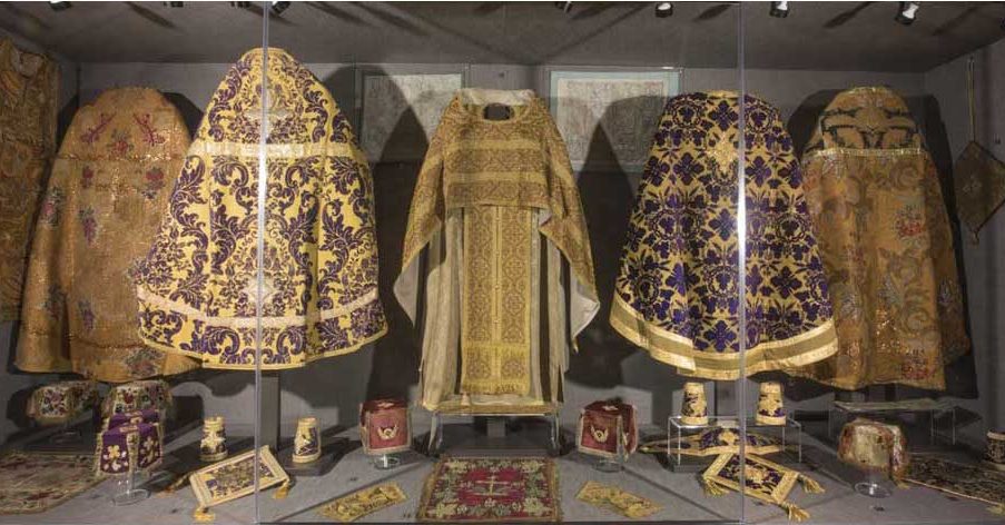 Τα χρώματα των αμφίων του ιερέα