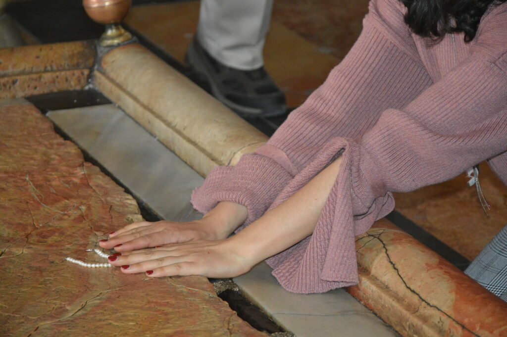 Το Πρακτορείο ΟΡΘΟΔΟΞΙΑ στην Αγία Αποκαθήλωση – Εκεί  που αναβλύζει ακόμη το μύρο με το οποίο αλείφθηκε το σώμα του Χριστού