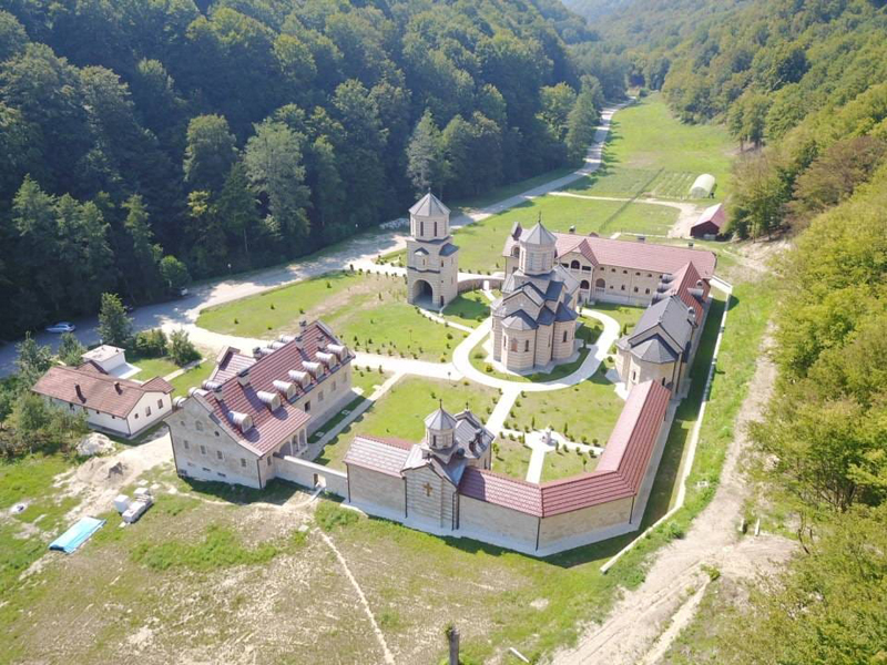 Прва монашења у манастиру Осовици после три века Уочи Недеље Православља, 16. марта 2019. године, у препуном Саборном храму Благовести Пресвете Богородице новообновљеног манастира Осовице после више од три века поново су зазвучале речи: Желим живот испоснички, Свети Владико!.  Његово Преосвештенство Eпископ бањалучки г. Јефрем извршио је чин пострига у малу схиму искушеника Mилована и Ивана давши им монашка имена Митрофан и Иларион. У светом чину обављеном после празничног бденија молитвено је учествовало монаштво и свештенство епархија: Бањалучке, Зворничко-тузланске, Славонске, Британско-скандинавске, Бачке, Сремске, Браничевске, Крушевачке и Нишке уз многобројни верни народ Републике Српске и Србије.  Нове монахе на постриг су привели сабраћа манастира игуман Теофил и монах Доситеј.  У Недељу Православља служена је света Литургија на којој се причестило преко три стотине верних. Уз помоћ и подршку Србског сабрања „Баштионик“ из Бања Луке приређено је послужење и трпеза љубави за све поклонике.  Григорије Иванови