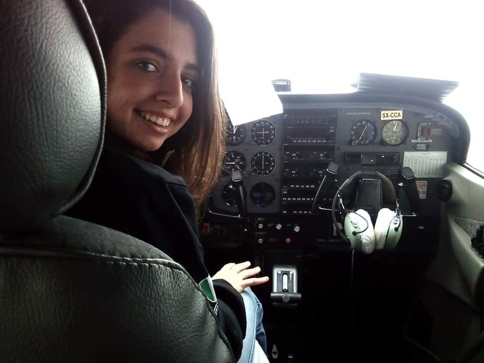 Το μήνυμα της 17χρονης πιλότου: «Έλληνες, το κεφάλι ψηλά!»