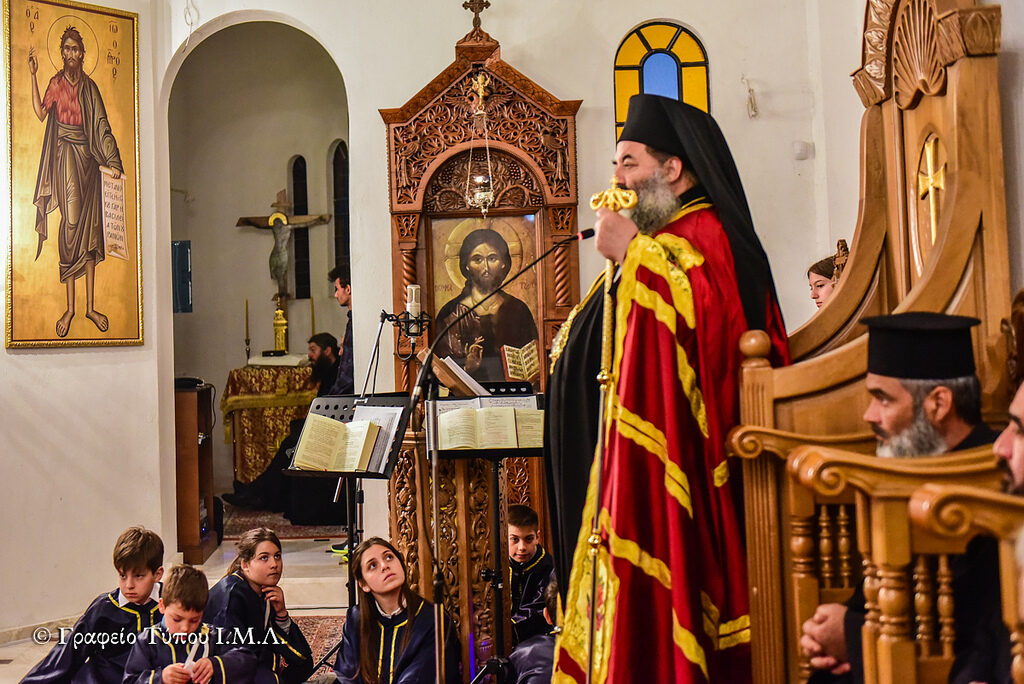 Η Φώτο της Ημέρας: “Τα παιδιά παρακολουθούν τον Δεσπότη”