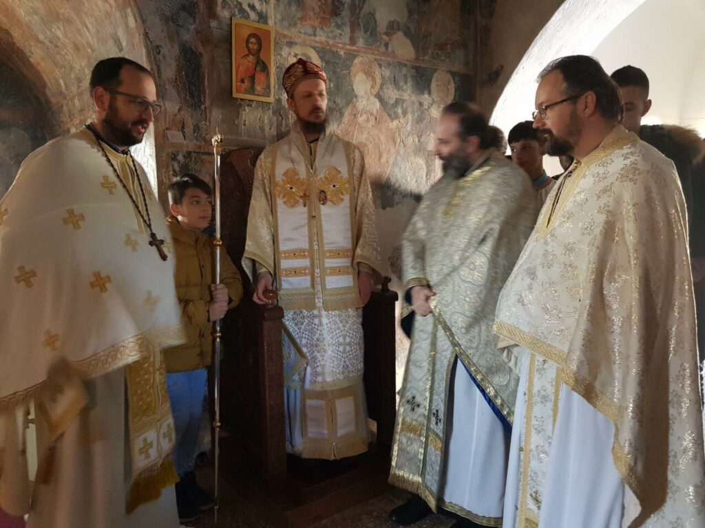 Владика Димитрије богослужио у манастиру Добрићеву