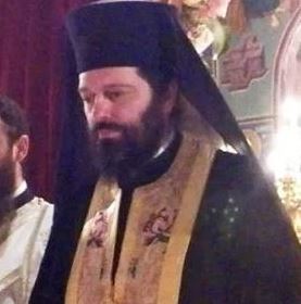 O Αρχιμ. Αλέξιος Ψωίνος με τον Επίσκοπο Σαλώνων στον αγώνα για τη Μητρ. Γλυφάδας