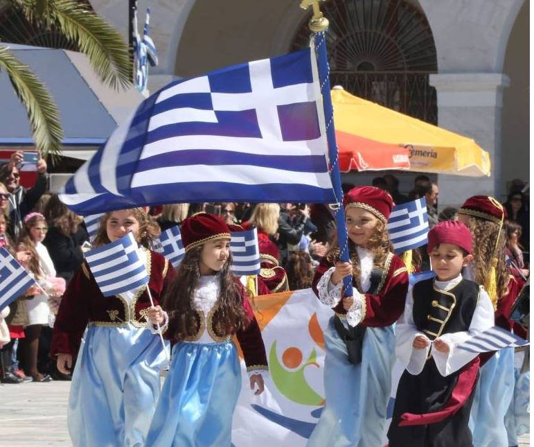 Φωτοστιγμές από την Εθνική Επέτειο στη Μητρ.Σύρου