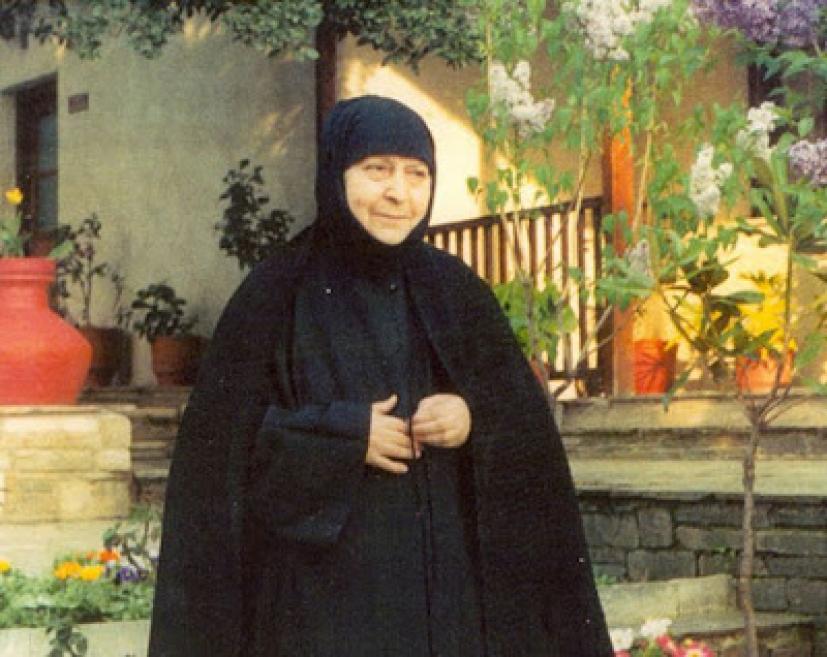 Την ώρα που θα λέει ο Ιερεύς τό “εξαιρέτως” να σταυρώσεις τον πόνο σου