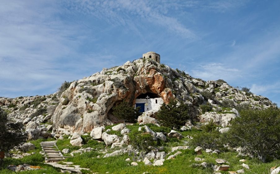 Θεία Λειτουργία στο ξωκκλήσι που βρίσκεται σε σπηλιά στην Κύπρο