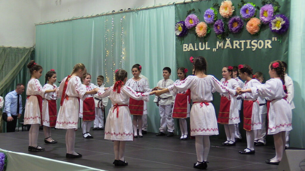 Balul „Mărțișor” de la Liceul Românesc din Giula a avut loc în prezenţa Episcopului Siluan al Ungariei