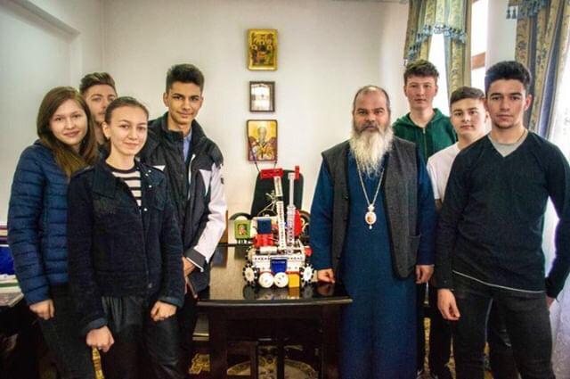 Episcopul Huşilor susţine echipa de robotică CuzaRo.Bots