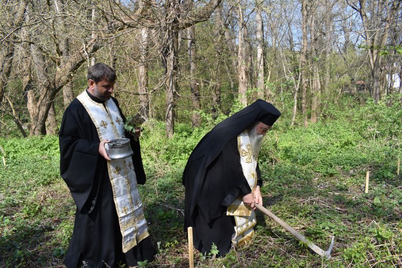 Ένας ναός στους γραφικούς καταρράκτες της Κροσούνα