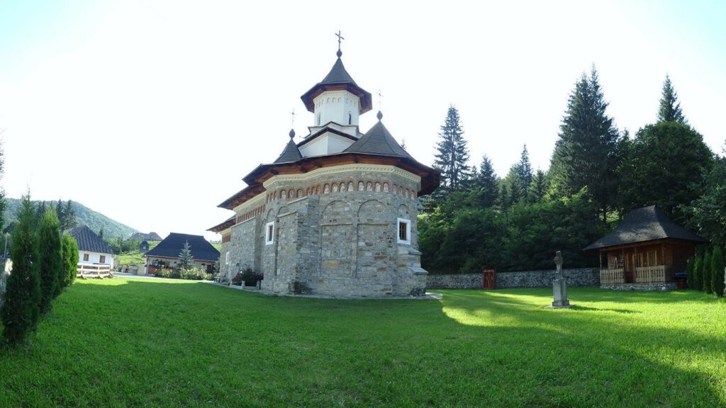 Moaștele Sf. Nectarie sosesc vineri la Sihăstria Putnei: Programul hramului