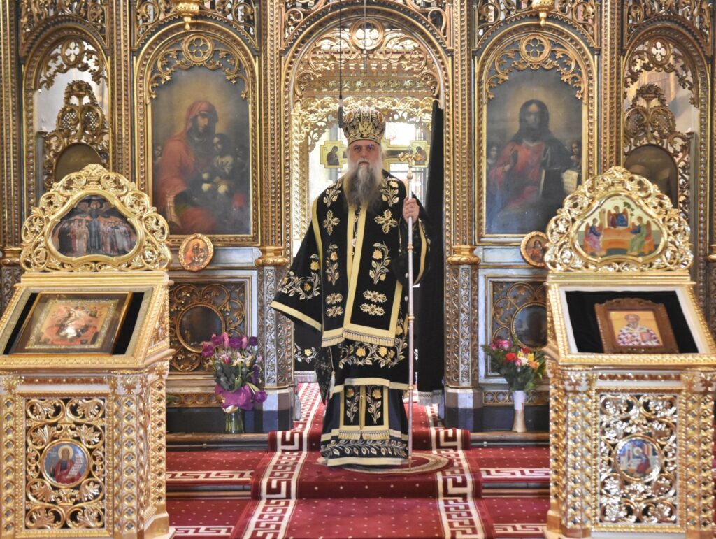 Arhiepiscopul Varsanufie a oficiat prima liturghie a darurilor din Postul Mare la Râmnicu Vâlcea: în imagini