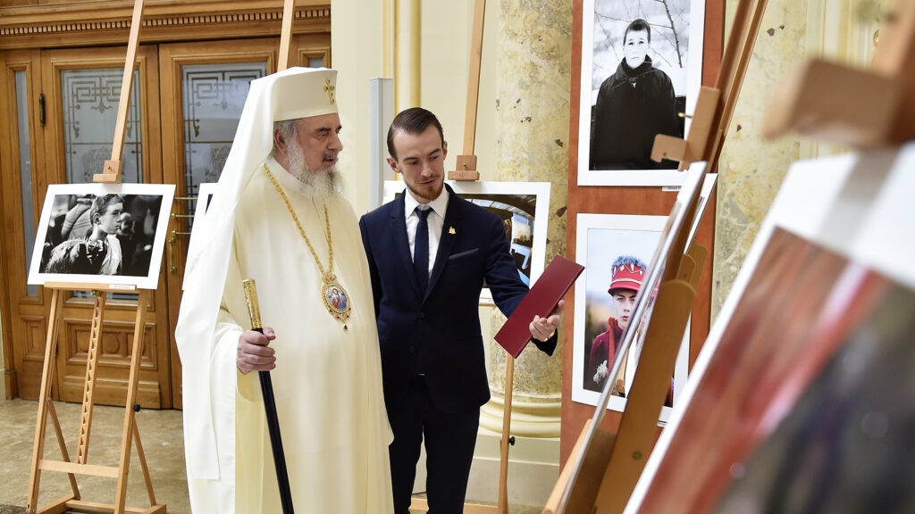 Recomandările Patriarhului Daniel către fotografii pasionați de satul românesc: Trebuie urmărită legătura cu natura