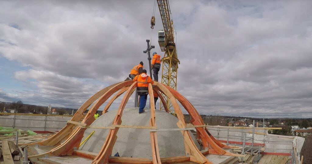 A fost aşezată crucea principală pe biserica aşezământului din München