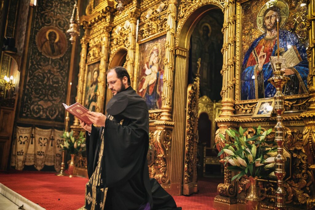 Episcopul vicar Ieronim Sinaitul: Milostenia şi rugăciunea – aripile propulsiei noastre duhovniceşti din timpul Postului