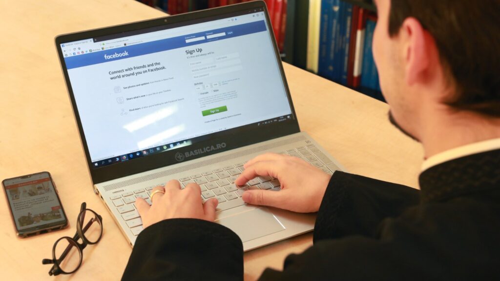 Preoții pe social media: De ce? Cum? Cât?