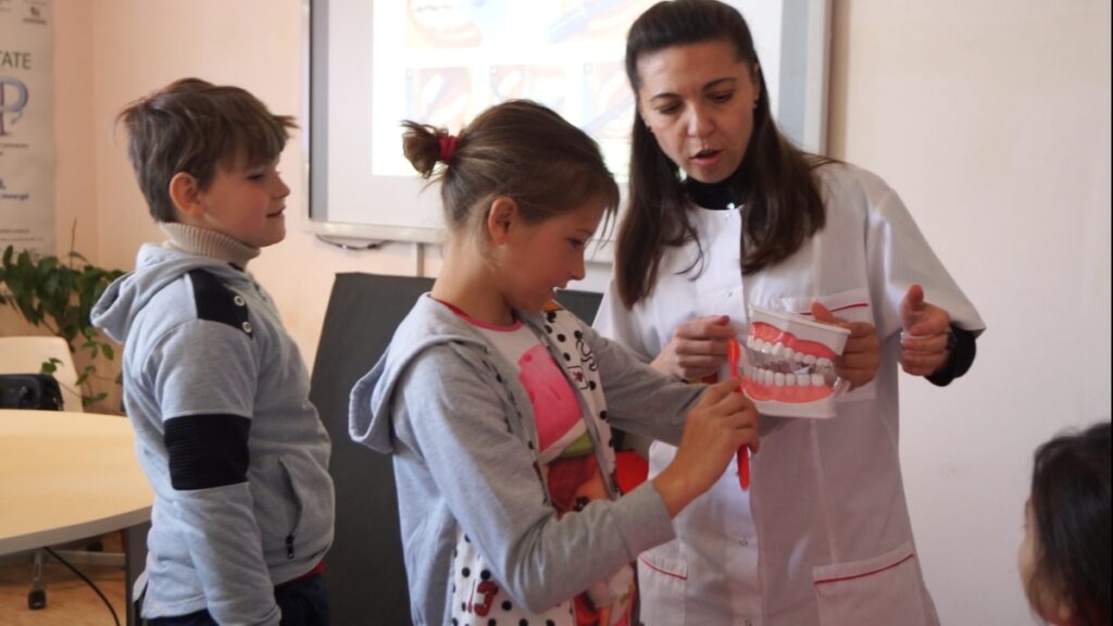 Elevilor din Sineşti le-au fost prezentate noţiuni în materie de „Prevenție și educație pentru sănătate”