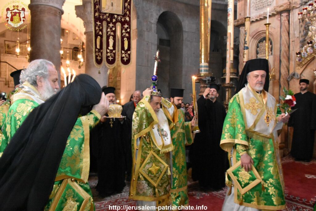 Η λιτάνευση του Τιμίου Σταυρού στον Ναό της Αναστάσεως. Δείτε στιγμιότυπα από την Θεία Λειτουργία στον Πανάγιο Τάφο (ΒΙΝΤΕΟ)