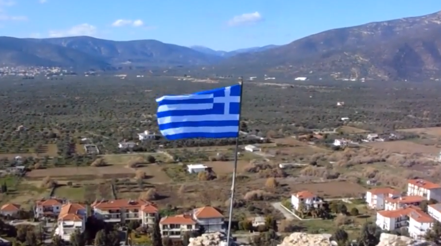 ΒΙΝΤΕΟ – Η Σημαία του Κάστρου του Άστρους κυματίζει υπερήφανα