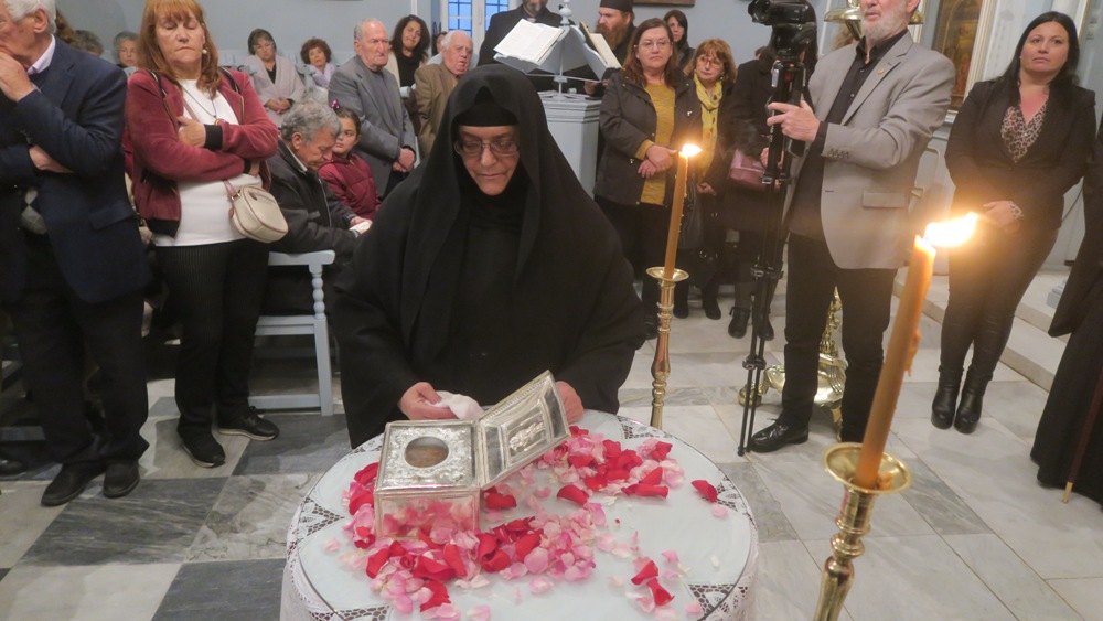 ΣΥΡΟΣ: Υποδεχόμενοι την κάρα του Αγίου Μηνά (φώτο)