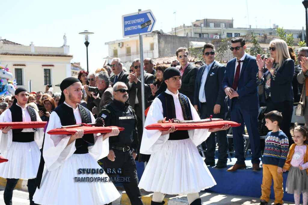 Φουστανελάδες με τα όπλα του Δημητρίου Τσωκρή